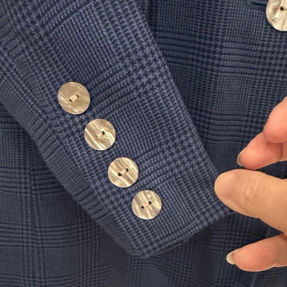 Beautifully Tailored Navy Women's Blazer - Picture 3 of 8